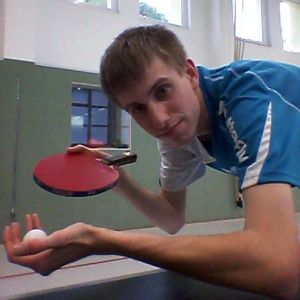Marco Hoffmann testet Tischtennis-Material